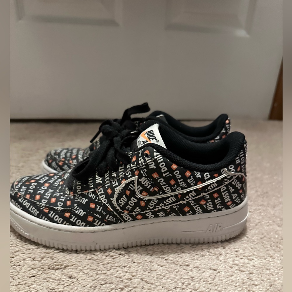 Air Force 1 Low, Just Do It Pack Black.
Womens size 7/ Men’s & Youth 5.5